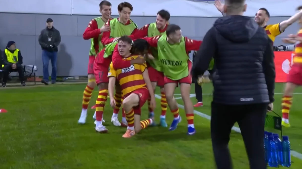 Piłkarze Jagiellonii Białystok świętują zdobycie bramki przy linii bocznej podczas meczu Ligi Konferencji Europy z Fiorentiną we Florencji.