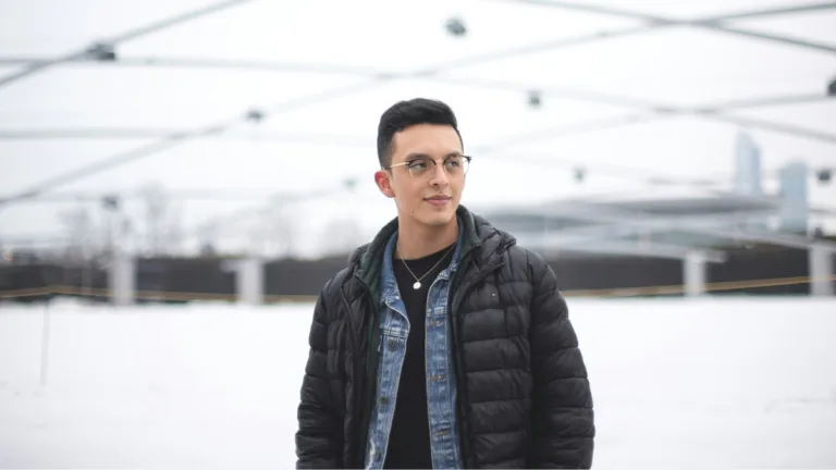 Męskie okrycia wierzchnie w stylu sportowym - czarna kurtka pikowana w miejskiej stylizacji