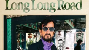 Ringo Starr w okularach przeciwsłonecznych na okładce promującej album Long Long Road.