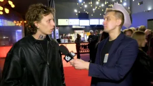 Szczyl udziela wywiadu podczas premiery filmu Nie ma duchów w mieszkaniu na Dobrej, w którym raper zadebiutował jako aktor.