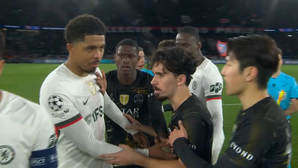 Piłkarze PSG i Chelsea wymieniają się pretensjami po meczu PSG Chelsea 5 2 w Lidze Mistrzów, napięta atmosfera na boisku w Paryżu.