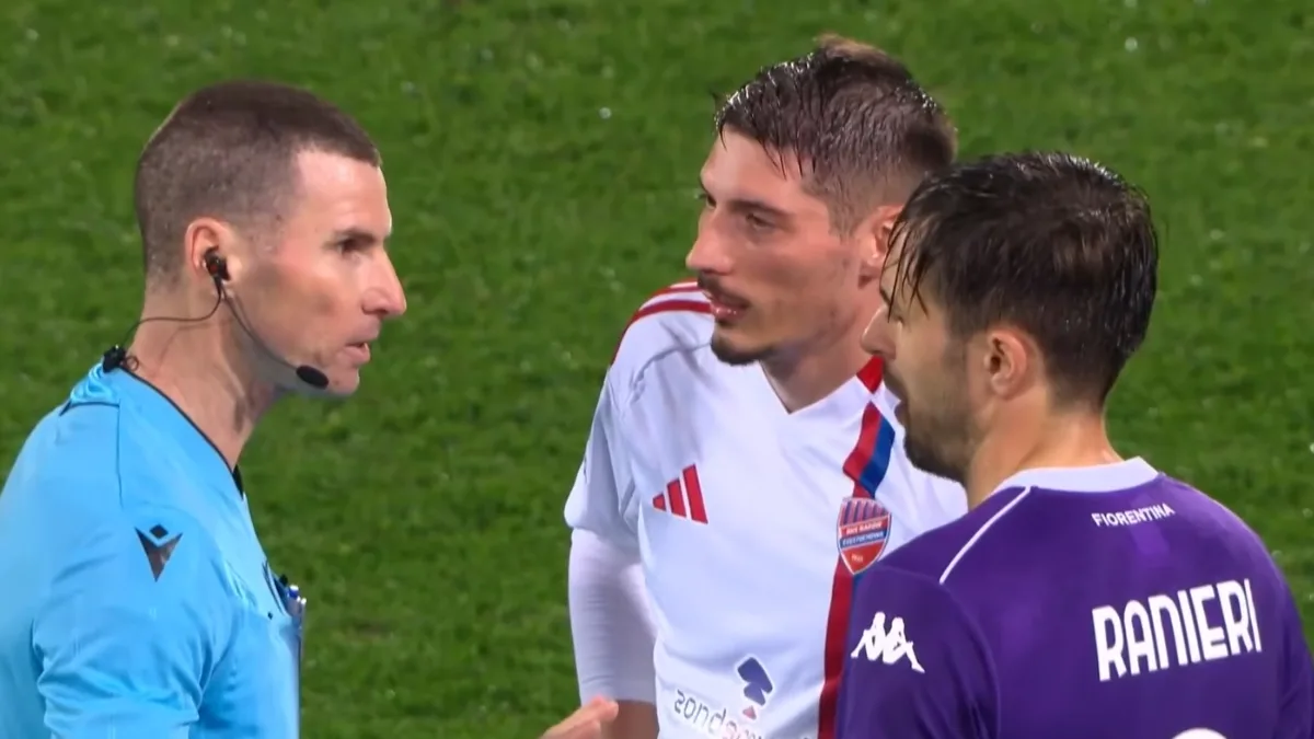 Sędzia rozmawia z piłkarzami Rakowa Częstochowa i Fiorentiny podczas meczu Raków - Fiorentina w Lidze Konferencji