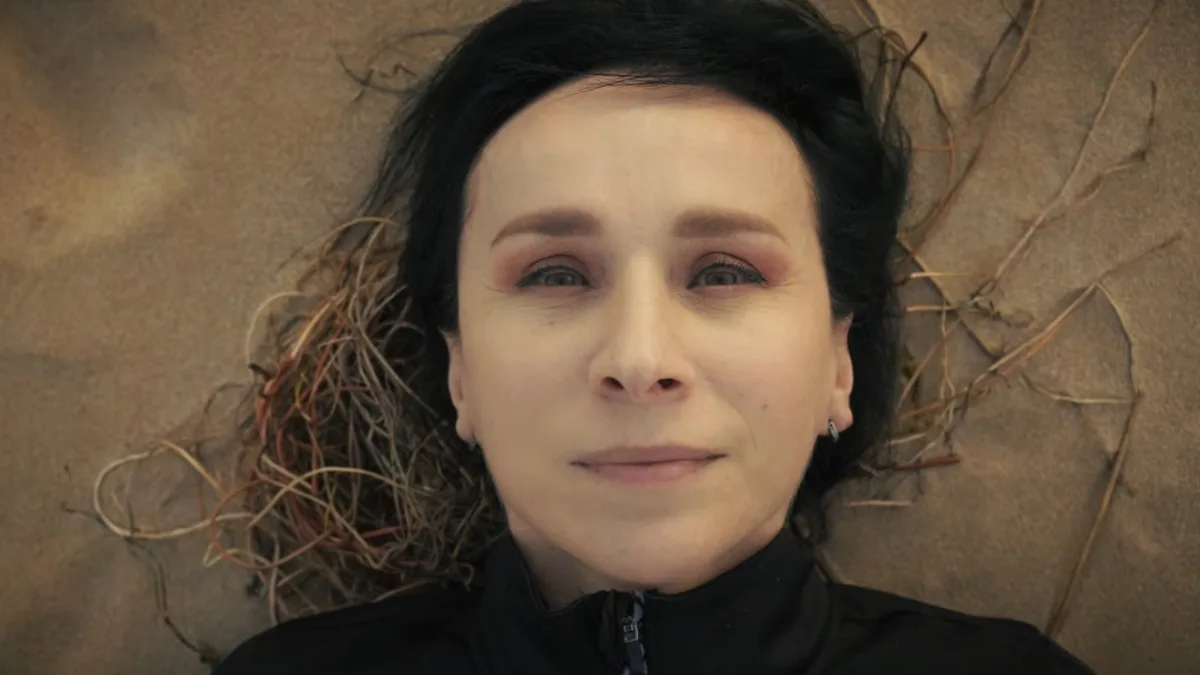 Renata Przemyk prezentuje singiel Biegnę, kadr z teledysku