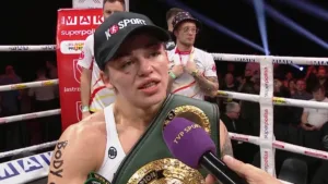Laura Grzyb z pasem mistrzyni świata IBO w wadze superkoguciej udziela wywiadu w ringu po zwycięstwie nad Simamkele Tuntsheni na gali KnockOut Boxing Night 44 w Jastrzębiu-Zdroju.