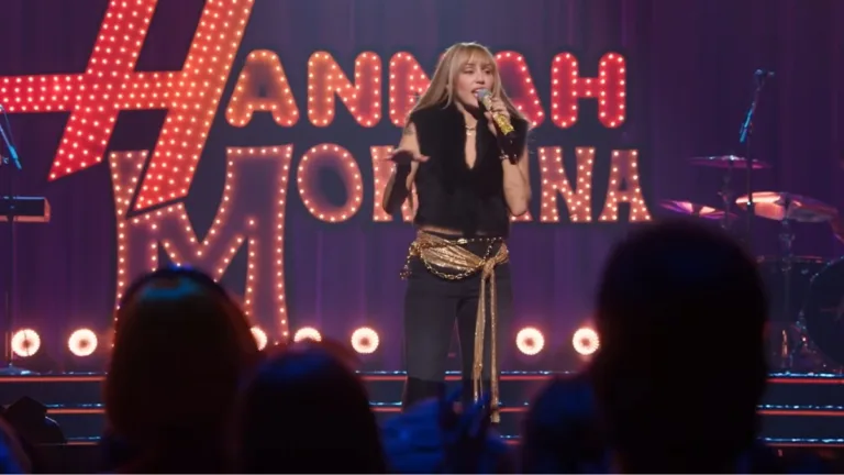 Miley Cyrus jako Hannah Montana podczas jubileuszowego występu na scenie