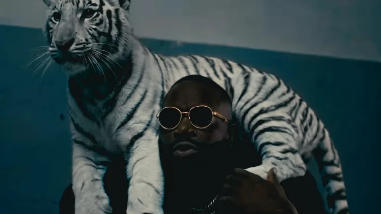 Rick Ross z białym tygrysem na głowie w teledysku Minks In Miami
