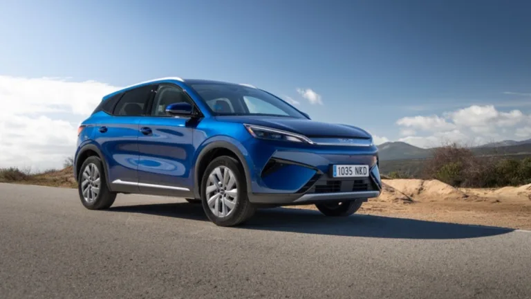 BYD ATTO 3 EVO - niebieski elektryczny SUV podczas jazdy po drodze w słoneczny dzień