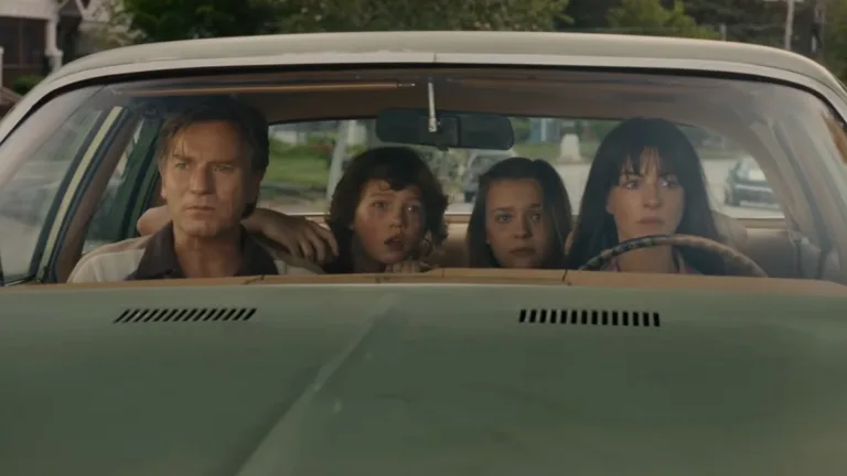 Kadr ze zwiastuna filmu The End of Oak Street - rodzina siedzi w samochodzie i z niepokojem patrzy przed siebie