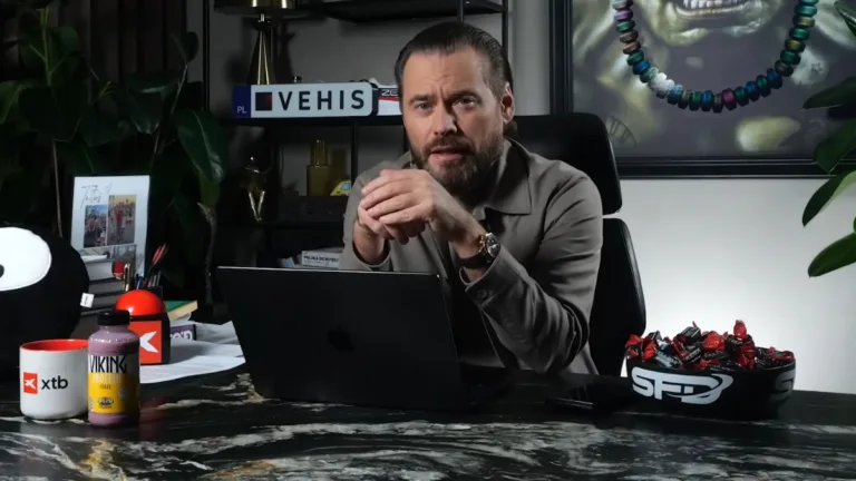 Krzysztof Stanowski siedzi przy biurku w studio Kanału Zero i komentuje wywiad z Kubą Wojewódzkim