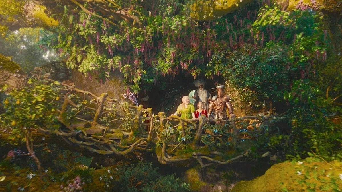 Magiczne drzewo z filmu Drzewo Magii w kinach - dzieci i fantastyczne postacie na zaczarowanym moście w bajkowej scenerii