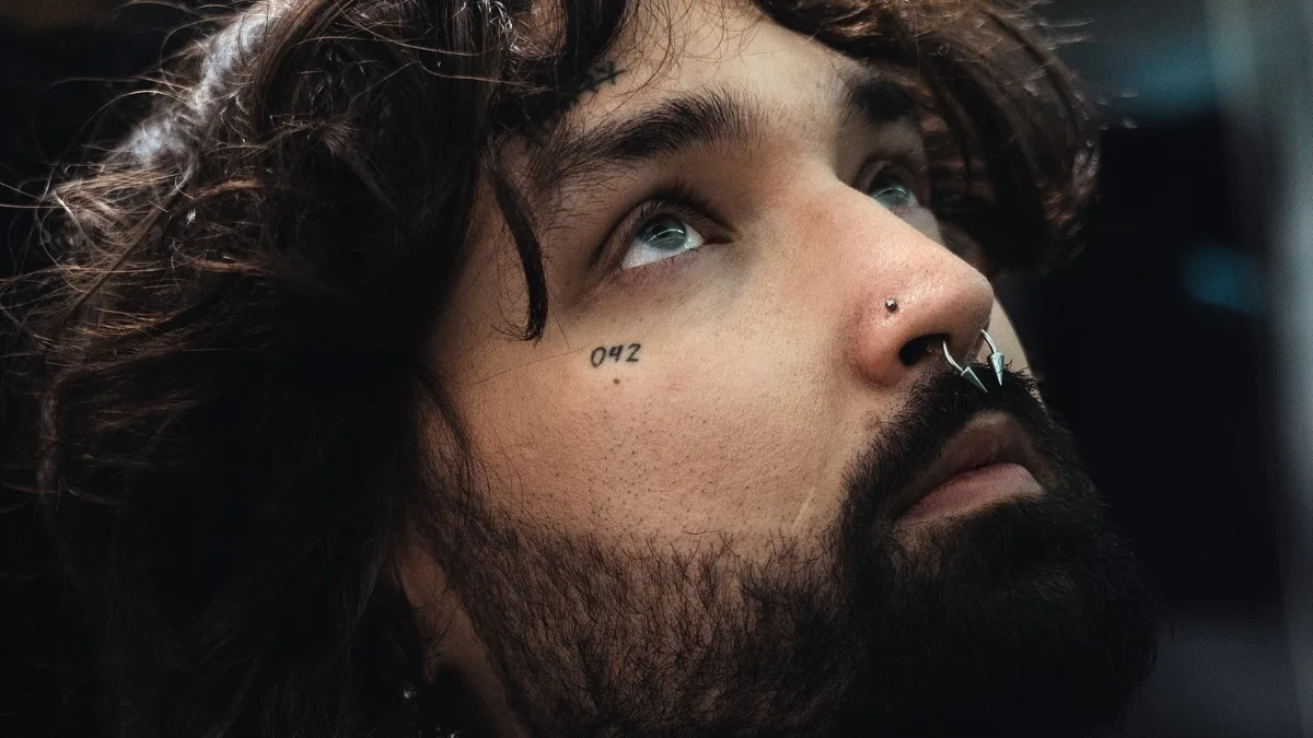 Chivas - portret artysty z kolczykiem w nosie i tatuażem na twarzy, promujący album Dwadzieściasiedem