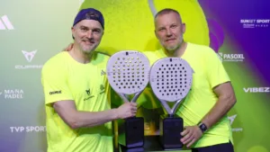 Zwycięzcy turnieju CUPRA PADLOWE 2026 w Warszawie trzymają trofea w kształcie rakiet do padla na tle ścianki sponsorskiej