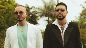 J Balvin i Ryan Castro w eleganckich stylizacjach w kadrze z teledysku Pal Agua
