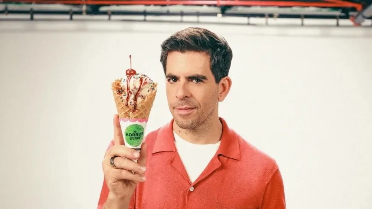 Eli Roth trzymający rożek lodów promujący horror Ice Cream Man