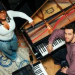 Jordan Rakei i Nubya Garcia w studiu nagraniowym przy fortepianie podczas pracy nad singlem Monsters