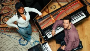 Jordan Rakei i Nubya Garcia w studiu nagraniowym przy fortepianie podczas pracy nad singlem Monsters