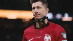 Robert Lewandowski w koszulce reprezentacji Polski podczas meczu, skupiony wyraz twarzy, lider kadry i dominator w social mediach