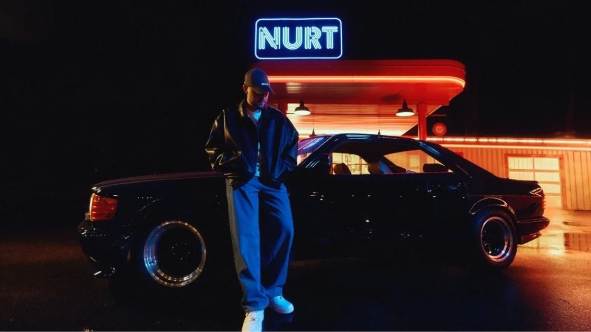 Gibbs przy czarnym aucie nocą pod neonem NURT - klimatyczna scena promująca album NURT