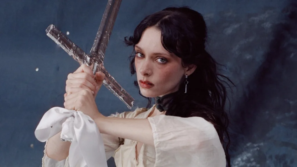 Holly Humberstone prezentuje Cruel World - artystka z mieczem w stylizowanej, mrocznej sesji promującej album